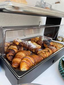 uma bandeja de produtos de pastelaria e croissants numa padaria em I MORI HOTEL em San Vito lo Capo