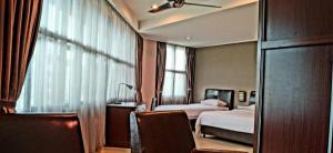 une chambre d'hôtel avec un lit et une fenêtre dans l'établissement Capital O 90767 Rail Hotel, à Keluang