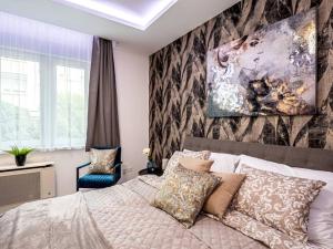a bedroom with a bed and a painting on the wall at Vidra-lak with Private Parking in Budapest