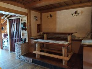 ein Zimmer mit einem Tisch und einer Bank in einem Zimmer in der Unterkunft Ubytování U Bohouše in Jilemnice