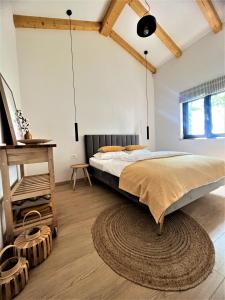 um quarto com uma cama grande e um tapete em Casa Bosca with heated pool em Sveti Petar u Šumi