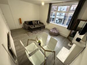 a living room with a couch and a table and chairs at Spectacular 2 bedroom on Tower Bridge in London