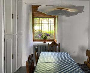 comedor con mesa y ventana en Casa Prada en Sanabria, en Sotillo de Sanabria