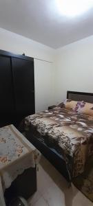 Un dormitorio con una cama y una mesa. en شالية فندقى للايجار بقرية ريتال فيو بالساحل الشمالي الكيلو ٧٧, en Alejandría