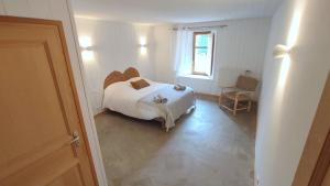 Les Baux的住宿－Abbaye Saint Gilbert，卧室配有白色的床和窗户。