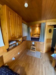 Zimmer mit einem Bett und einem Stuhl in einer Hütte in der Unterkunft le domaine des drôles de dames in Buding