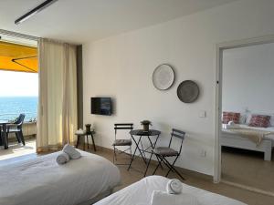 1 dormitorio con 2 camas y vistas al océano en St Paul Resort, en Safra