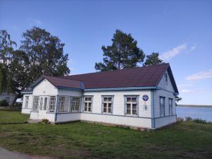 a small white house with a black roof at Lainela Holiday Park in Käsmu