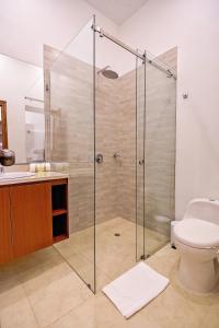 a bathroom with a shower with a toilet and a sink at L1-cm Loft Apartment In Getsemani With Air Conditioning Pool And WIFI in Cartagena de Indias