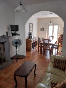 sala de estar con sofá y mesa en Casa nell'arco, en Bagni di Lucca