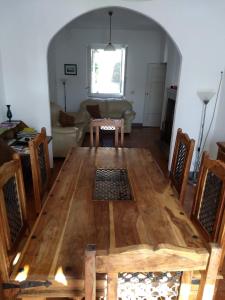 sala de estar con mesa de madera y sofá en Casa nell'arco, en Bagni di Lucca