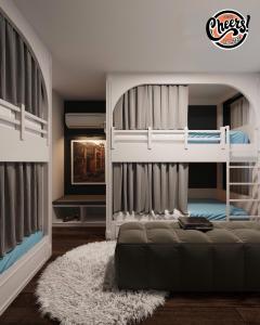 - une chambre avec 2 lits superposés et un tapis dans l'établissement Cheers Hostel Hanoi, à Hanoï