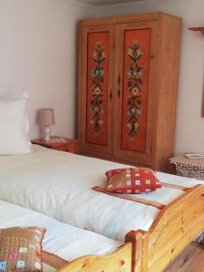 1 dormitorio con 1 cama grande y armario de madera en Andrada's House Soars, en Şoarş