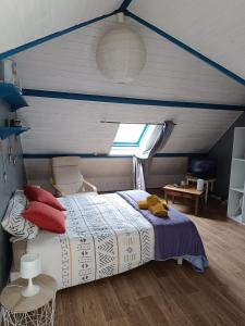 a bedroom with a bed and a window in it at Chambre chez l'habitant " Les Ritières " in Plomeur