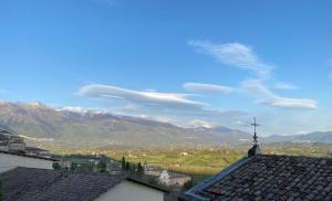 a view of a town with mountains in the background at Nel cuore di Alvito, appartamento in centro in Alvito