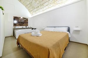 een slaapkamer met een bed in een witte kamer bij LE PUGLIE LUXURY APARTMENTS in Molfetta