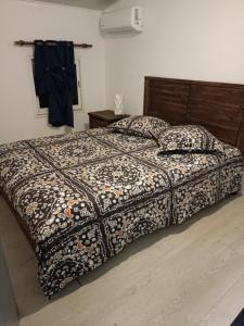 1 dormitorio con cama con edredón y almohadas en Gîte Holidays mon repos, en Saint-André