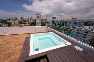 uma varanda com uma piscina no telhado de um edifício em Stunning view of the city. em Santo Domingo