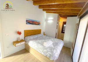 a bedroom with a bed with a wooden headboard at Casa de la Galera Alojamiento Turístico en Toledo in Toledo