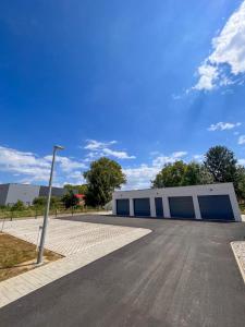 Gambar di galeri bagi Old Town Đurđevac- 1 garažno mjesto, besplatan wifi te ulaznice za Hrvatsku saharu, mini zoo di Ðurđevac