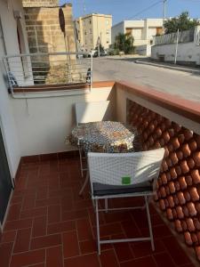 ファヴィニャーナにあるCasa Enzaのバルコニー(屋上のテーブルと椅子付)