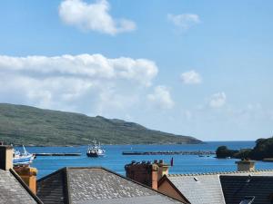 vista di una cassa d'acqua con dentro imbarcazioni di Harbour View Bed & Breakfast a Castletownbere