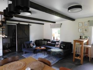 Mėta House في Merkinė: غرفة معيشة مع أريكة وطاولة