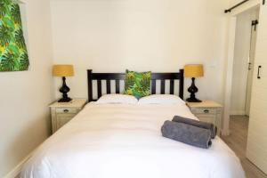 Rúm í herbergi á Mitre's Edge Orchard Suite