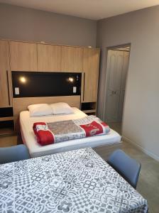 een slaapkamer met een bed en een tafel en stoelen bij Le Conty in Saint-Jorioz