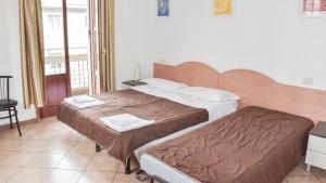 Un pat sau paturi într-o cameră la Hotel Galla