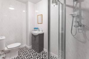 uma casa de banho com um chuveiro, um lavatório e um WC. em City Centre Studio 2 with Kitchenette, Free Wifi and Smart TV with Netflix by Yoko Property em Middlesbrough