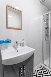 A bathroom at City Centre Studio 2 with Kitchenette, Free Wifi and Smart TV with Netflix by Yoko Property