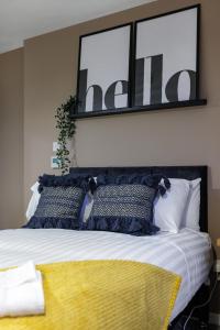 A bed or beds in a room at City Centre Studio 2 with Kitchenette, Free Wifi and Smart TV with Netflix by Yoko Property