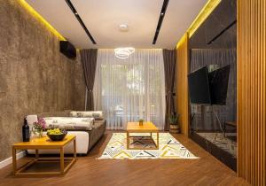 ein Wohnzimmer mit einem Sofa und einem Tisch in der Unterkunft Style and luxury 10mins Center in Plowdiw