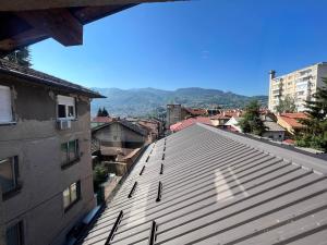 una vista aérea de un techo en una ciudad en Apartmani Bujrum, en Sarajevo