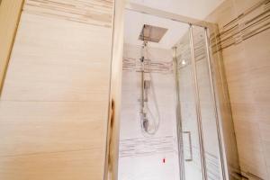 una ducha con puerta de cristal en un baño en Akheilos, en Soverato Marina 34 fotos más