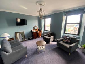 uma sala de estar com dois sofás e uma mesa em Murphy's Pub and Bed & Breakfast em Dingle
