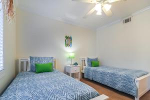 - une chambre avec 2 lits et un ventilateur de plafond dans l'établissement Sea Sight Villa B, à Tybee Island