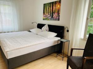 1 cama en un dormitorio con una pintura en la pared en Entzückende kleine Vorstadtvilla, en Klosterneuburg