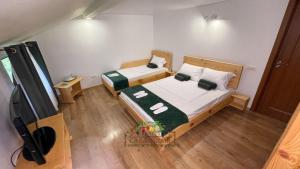 an overhead view of a bedroom with two beds at Casa Tudor in Târgu Ocna