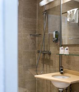 La salle de bains est pourvue d'une douche et d'un lavabo. dans l'établissement Hôtel Du Golfe, à Ajaccio