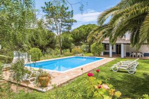 - une piscine dans la cour d'une maison dans l'établissement Casa Carmen, à Lagoa