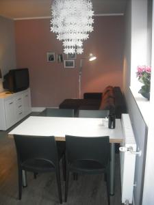 Televízia a/alebo spoločenská miestnosť v ubytovaní Apartamenty Algador