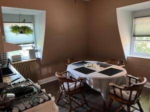 Posezení v ubytování Private Victorian Apartment in convenient City location on 5 acre, Sleeps 5