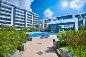 開羅的住宿－Ocean Blue Apartments，一座带游泳池的建筑的庭院的图象