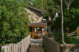 een gebouw met een houten hek ervoor bij Ca Stella Camping del Monte San Giorgio in Meride