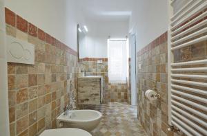bagno con servizi igienici e lavandino di LE CAMERE di VITTORIA a Bracciano