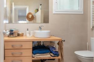 een badkamer met een wastafel en een toilet bij Casa Rosselló in Sant Feliu de Guixols