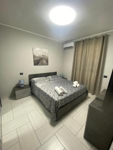 1 dormitorio con 1 cama con 2 toallas en Casa Giuly, en Nápoles