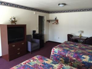 A bed or beds in a room at Budget Inn of Lodi